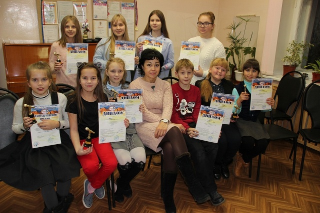 Аверкина и дети с дипломами.jpg